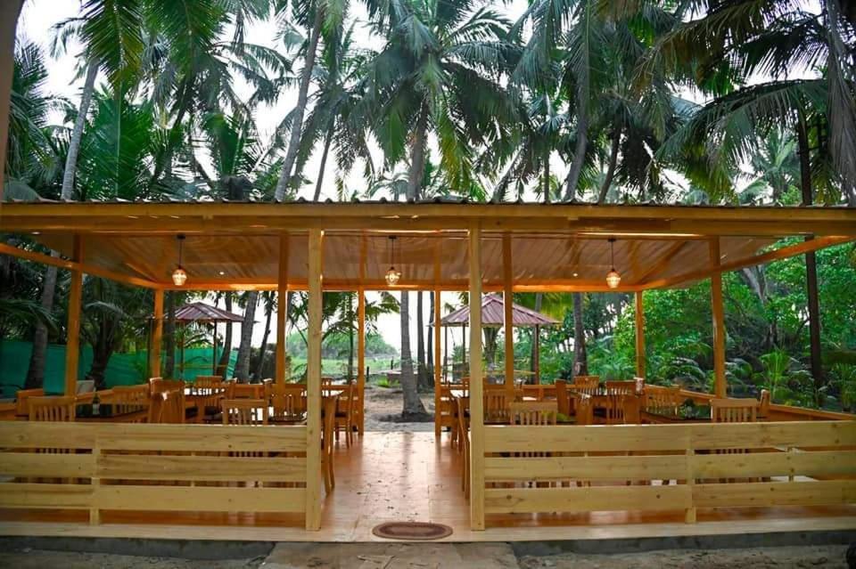 Sunlight Beach Resort Bhogwe Buitenkant foto